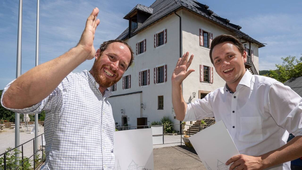Handschlag mit Abstand: Gastwirt David Höfer (l.) und Bgm. Michael Schwarzmayr 
