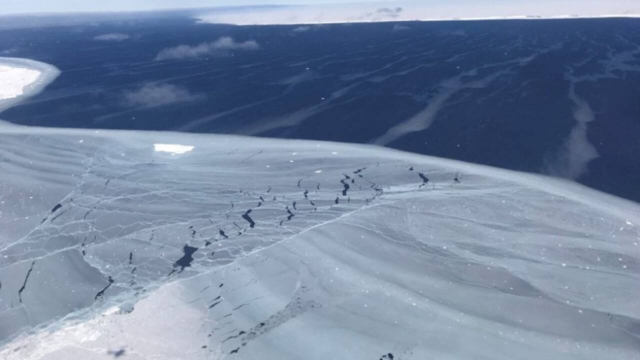 Diese Fotos vom Eisberg veröffentlichte die NASA 2017 