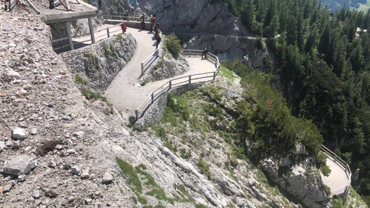 Der durch Steinschlaggalerien geschützte Weg führt zum Eingang der Eishöhle. 