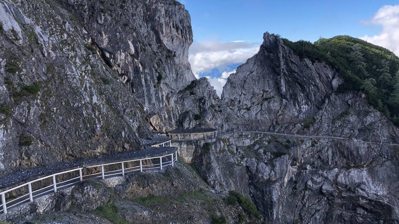 Der Zugang zur Höhle wurde sofort großräumig abgesperrt und bleibt dies bis auf Weiteres. 