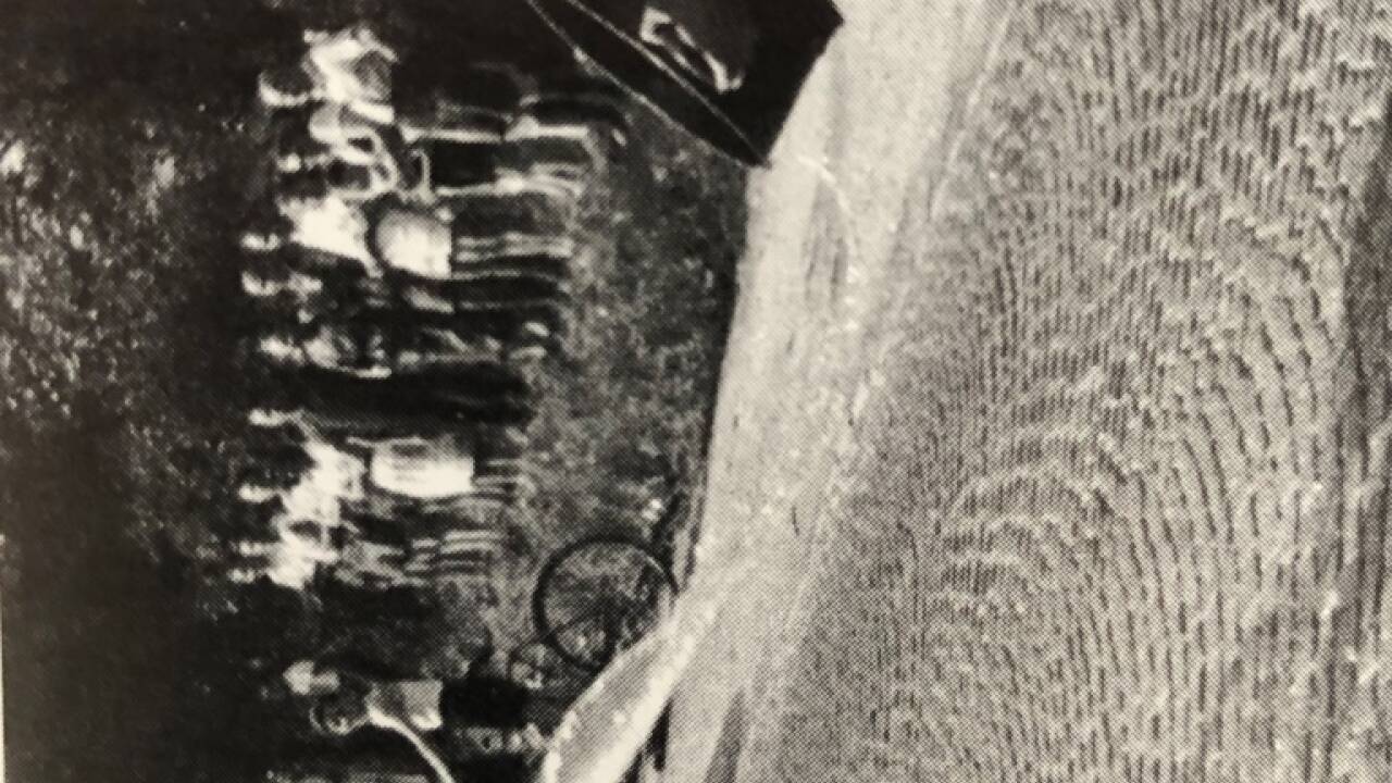 Richard Menapace darf sich auf der Schlussetappe über die „Dusche“ eines russischen Besatzungssoldaten freuen.  