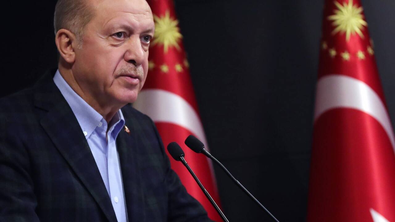 Erdogans Partei AKP liegt derzeit in Umfragen bei 30 Prozent, zu ihren besten Zeiten waren es 50 Prozent. Erdogans Partei AKP liegt derzeit in Umfragen bei 30 Prozent, zu ihren besten Zeiten waren es 50 Prozent.