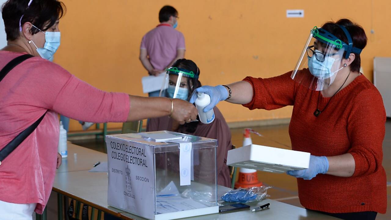 Viele Experten empfehlen das Tragen von Masken 