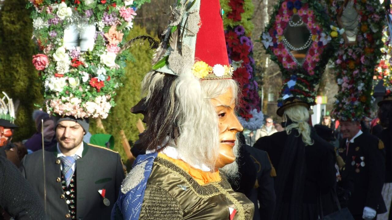 Die helle und die dunkle Seite der Frau Percht.    Die helle und die dunkle Seite der Frau Percht.