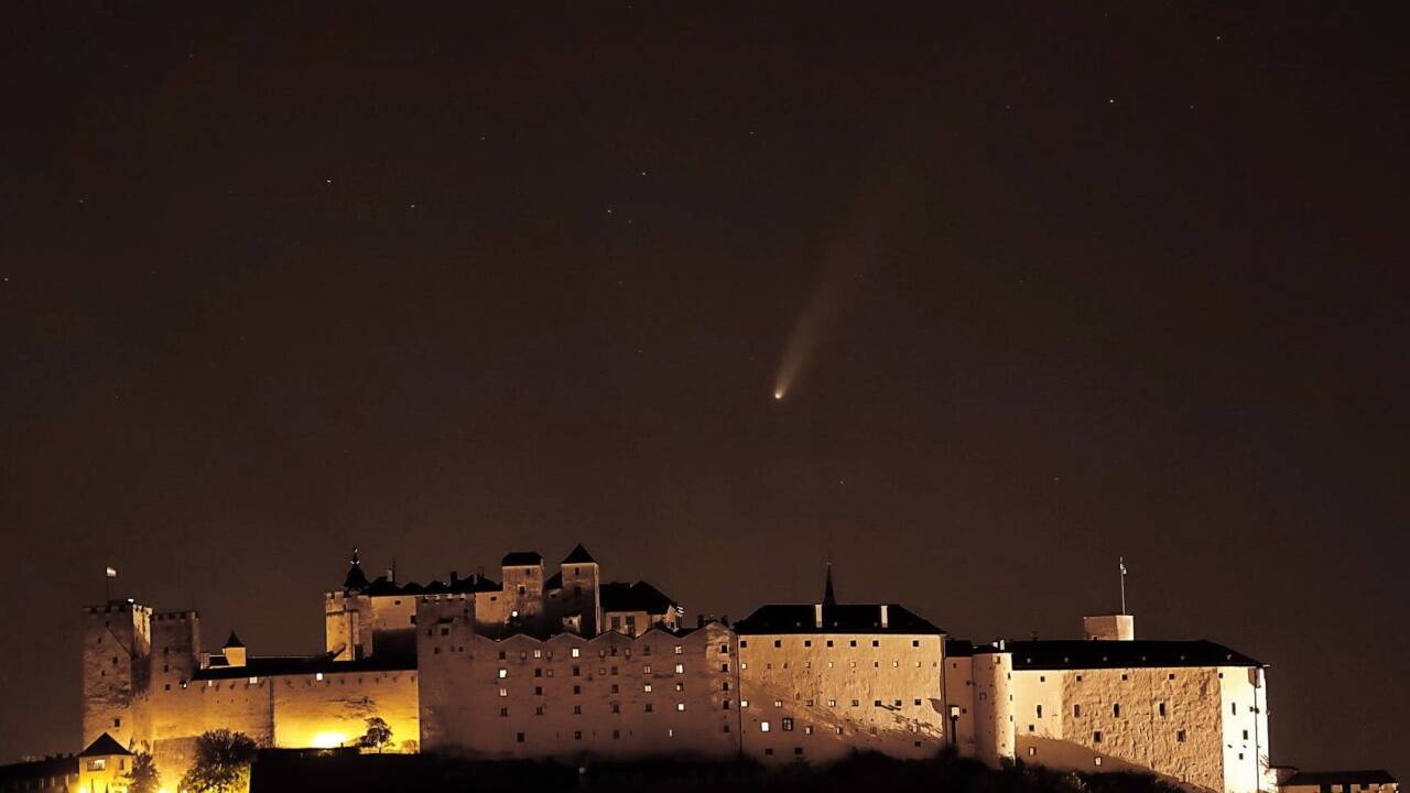 Der Komet „Neowise“ über der Stadt Salzburg. 