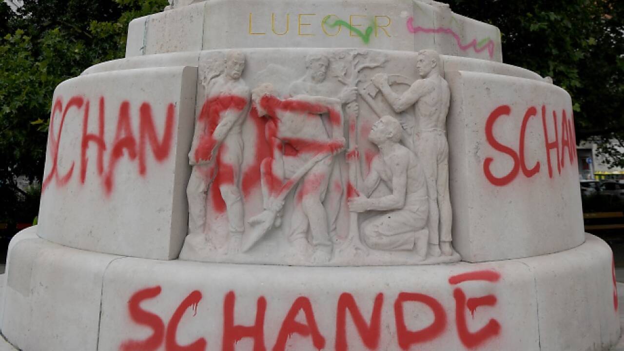 Parolen auf dem umstrittenen Karl-Lueger-Denkmal  Parolen auf dem umstrittenen Karl-Lueger-Denkmal