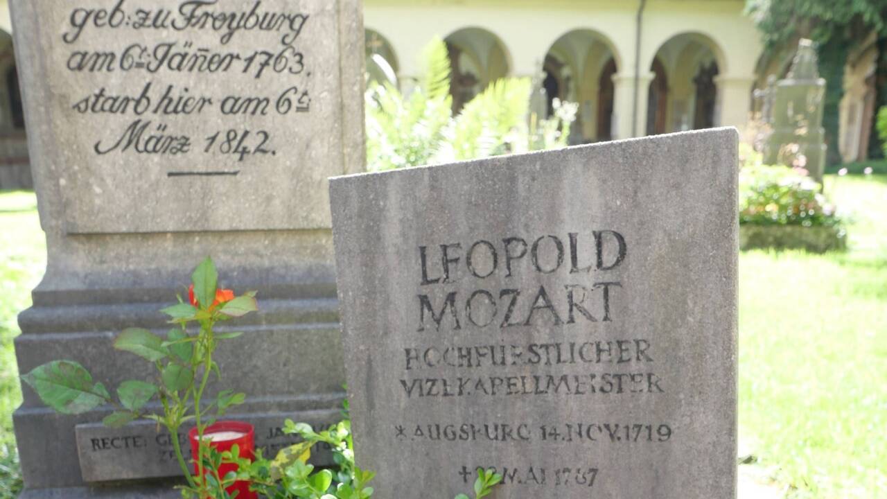 Die Schrift auf der Gedenktafel für Leopold Mozart ist nicht mehr gut lesbar.  
