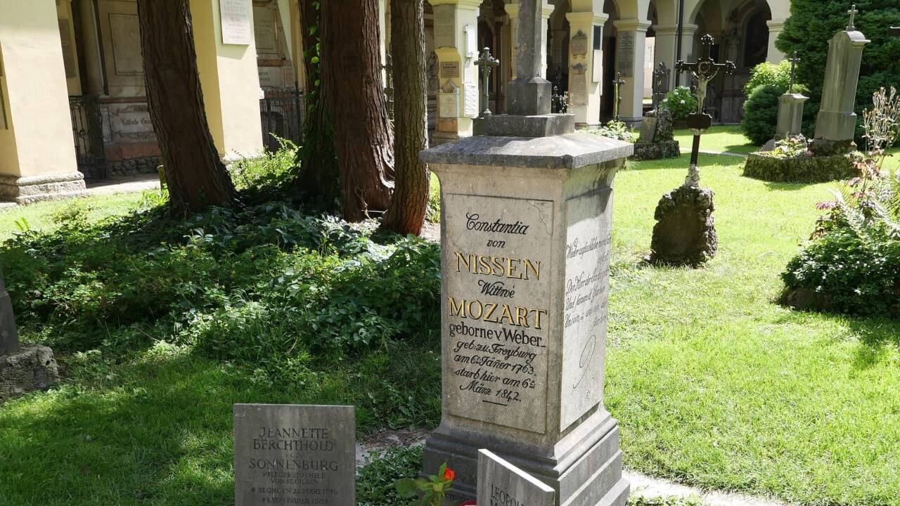 Blick auf das Mozartgrab im Salzburger Sebastiansfriedhof.  