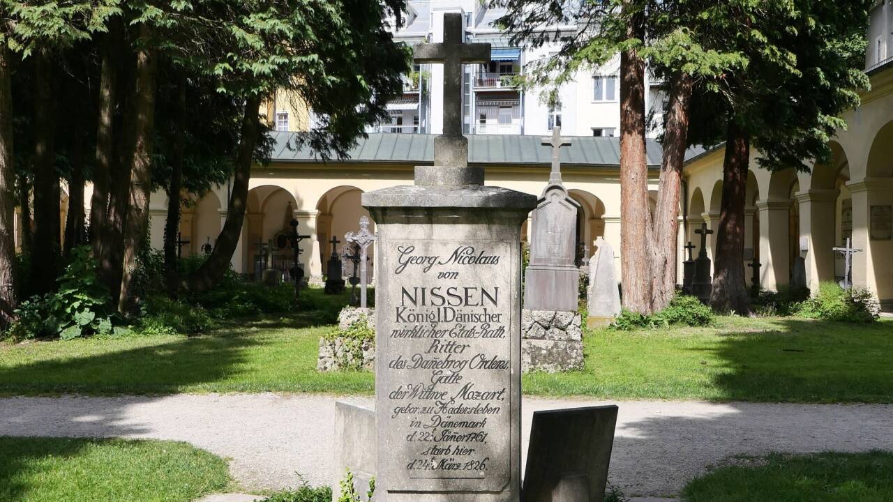 Die Rückseite des Grabdenkmals mit der Inschrift für Georg Nicolaus von Nissen.  