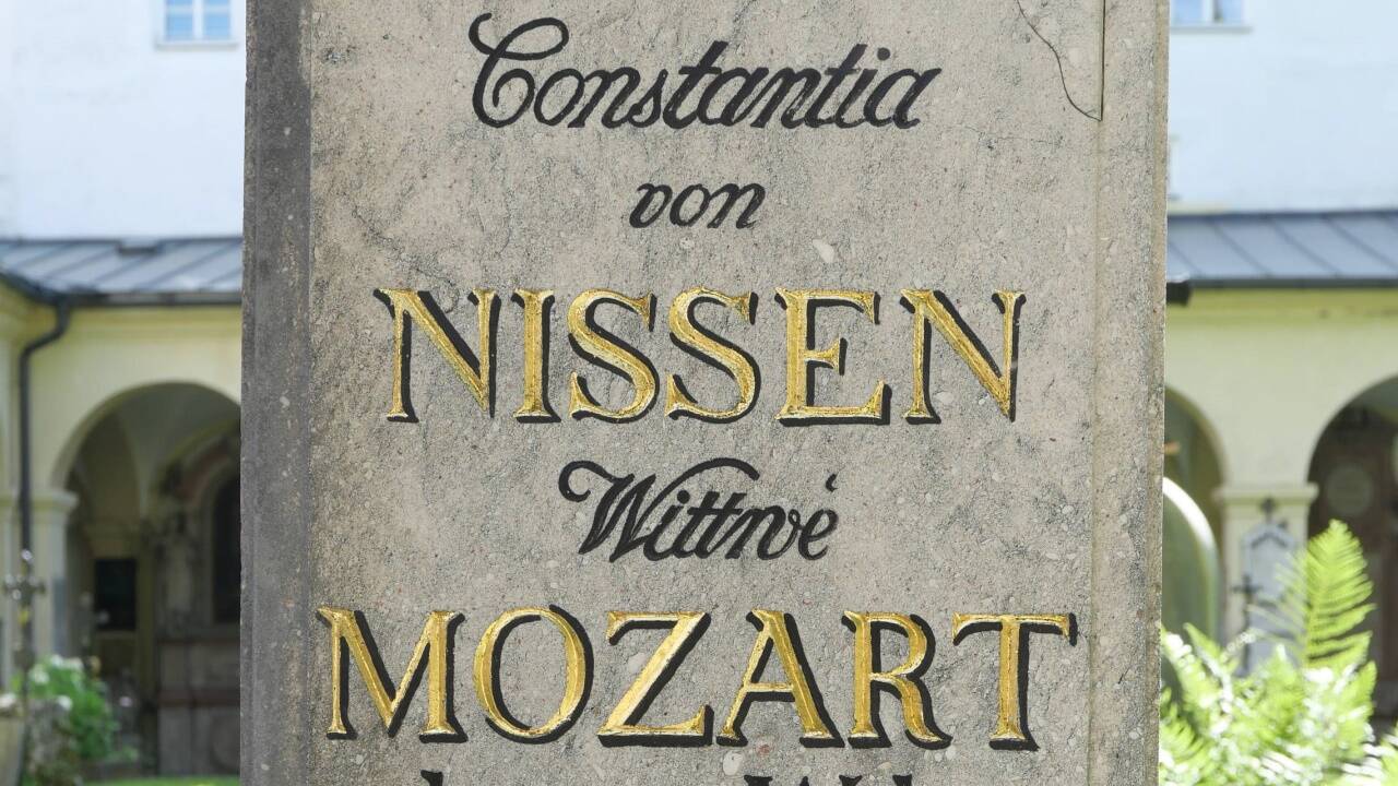 Die Inschrift für Mozarts Witwe Constanze auf dem Grabstein selber ist bestens zu lesen.  