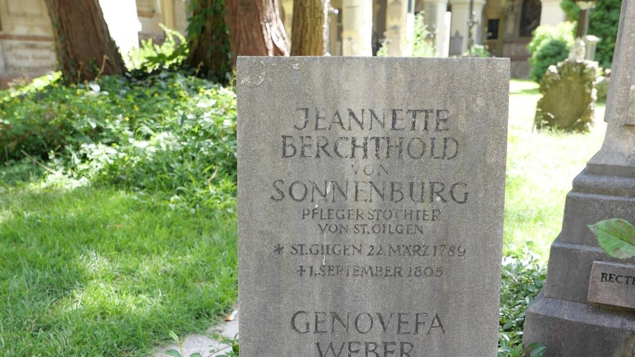 Die Gedenktafeln für die Mozartschen Familienmitglieder sind mit einem Grauschleier überzogen – und die Schrift ist verblasst.  