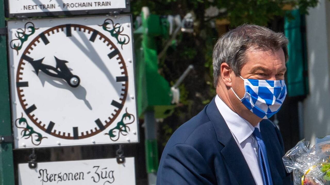 Der bayerische Ministerpräsident Markus Söder macht sich bereit für die Ankunft Merkels. 