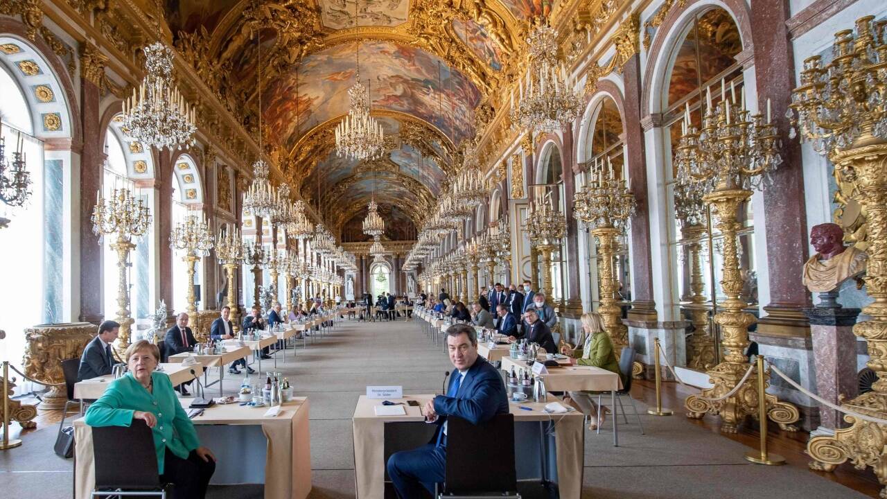 Mittagessen im großen Spiegelsaal des Schloss Herrenchiemsee. 