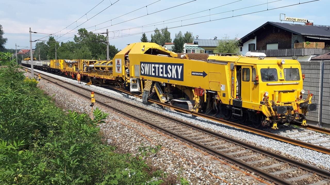 Ein Schienenumbauzug auf der ÖBB-Weststrecke in Seekirchen 