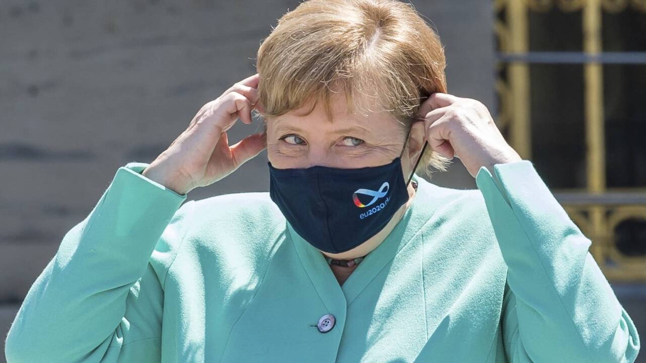 Angela Merkel trägt Maske, das Logo darauf verweist auf die EU-Ratspräsidentschaft, die Deutschland bis Jahresende innehat.  Angela Merkel trägt Maske, das Logo darauf verweist auf die EU-Ratspräsidentschaft, die Deutschland bis Jahresende innehat.