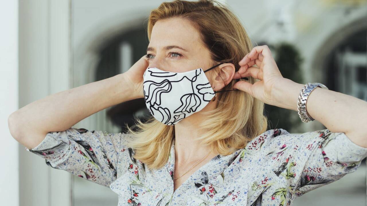 „Eine Schutzmaske hat nichts Theatrales für mich“, sagt Schauspielerin Caroline Peters. 