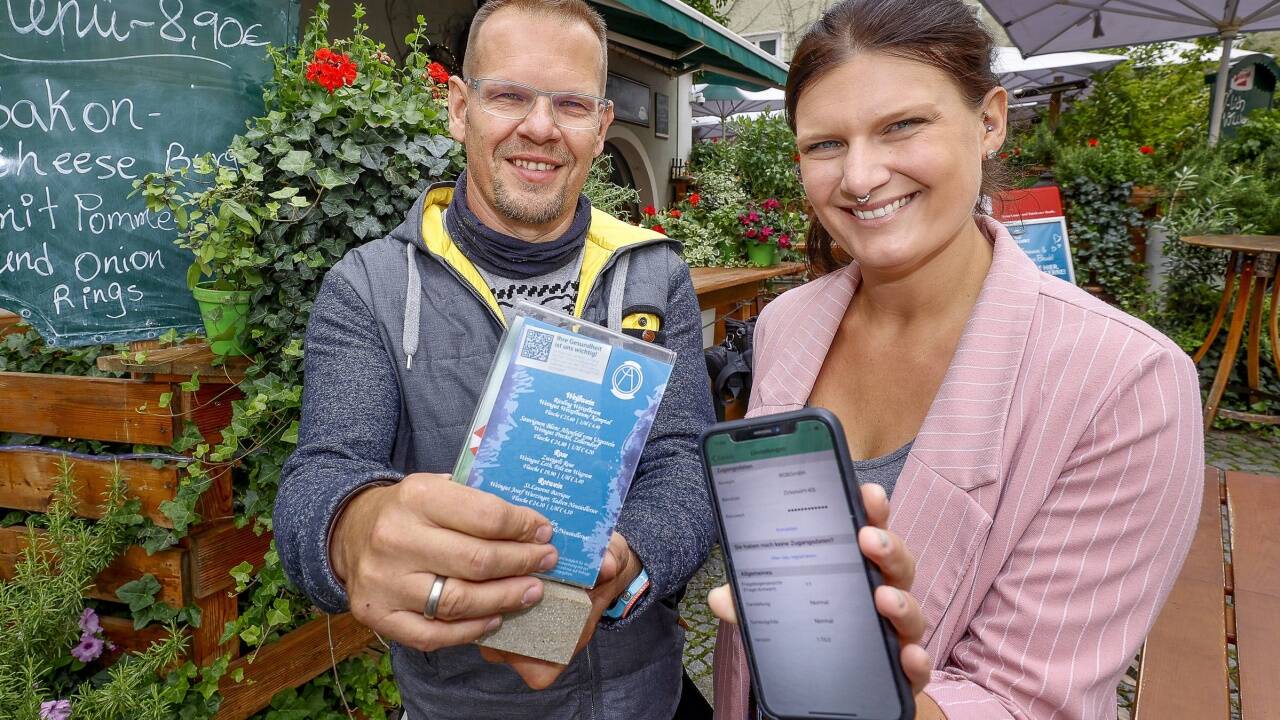 Digitales Gästebuch im Zirkelwirt: Wirt Roland Gruber und Geschäftsführerin Elly Gruber. 