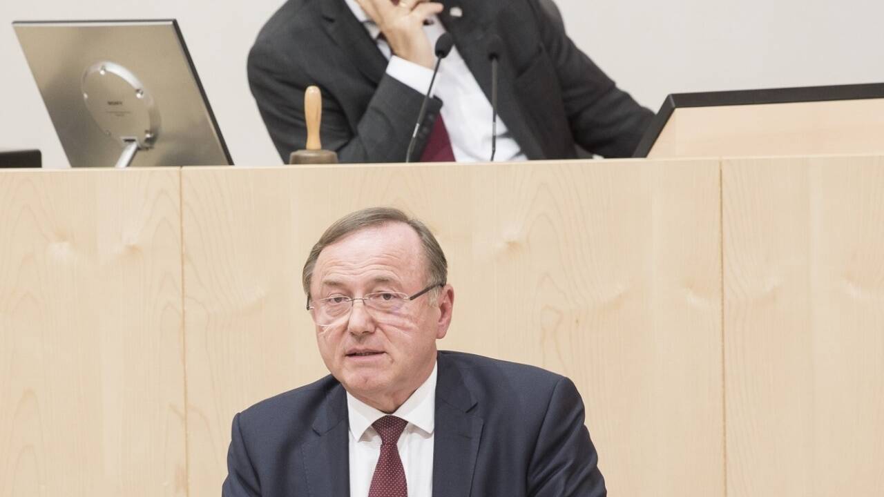 ÖVP-Mandatar Johann Singer war der erste Nationalratsabgeordnete, der sich mit dem Coronavirus infiziert hat. Im Hintergrund Nationalratspräsident Wolfgang Sobotka, ebenfalls ÖVP.  