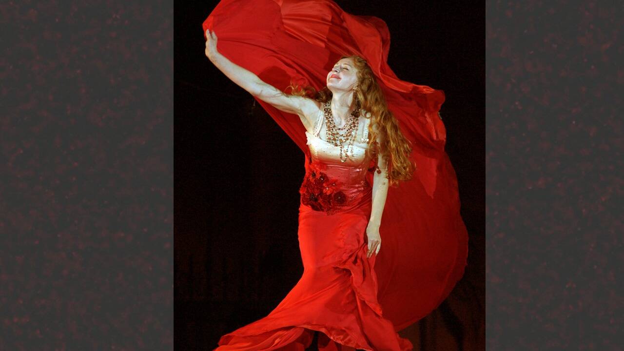 Brigitte Hobmeier trug ein „fliegendes“ Kleid mit einer Saumweite von 32 Metern (2013). 