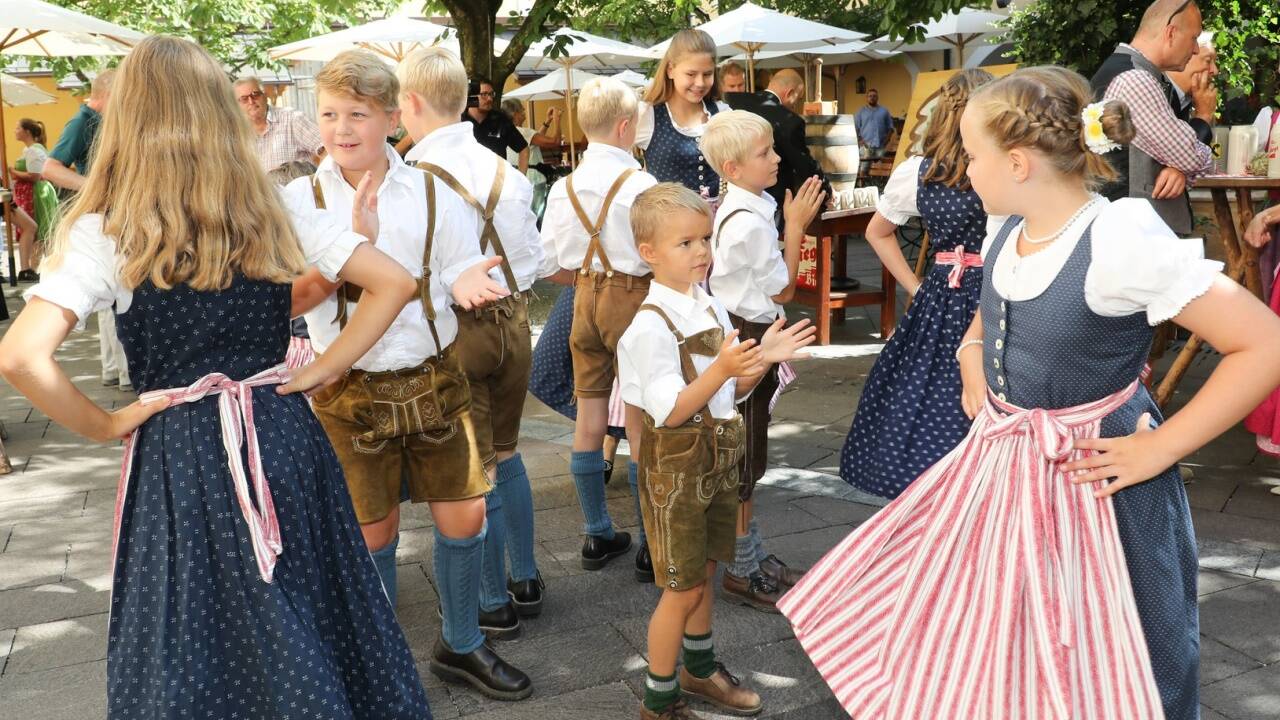 Volkstanzgruppen proben derzeit nicht. Für Personen, die nicht im selben Haushalt leben, gilt ein Kontaktverbot. 