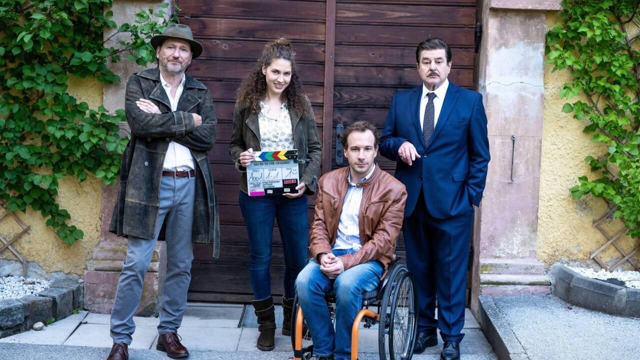 Drehbeginn für „Die Toten von Salzburg“. Im Bild (v. l.): Michael Fitz, Fanny Krausz, Florian Teichtmeister und Erwin Steinhauer. 