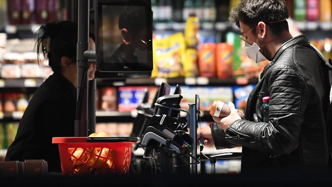 Zu Beginn der Coronakrise waren sie Helden, jetzt müssen Beschäftigte im Lebensmittelhandel immer öfter Kunden ermahnen, die Sicherheitsmaßnahmen einzuhalten.  