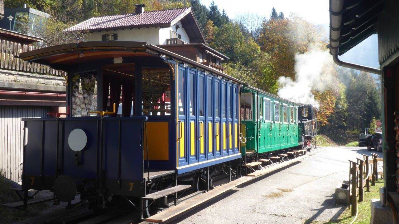Bei der Achenseebahn in Tirol wird auch regelmäßig ein blauer Salonwagen der Gaisbergbahn in Salzburg (die 1887 bis 1928 in Betrieb war) eingesetzt. 