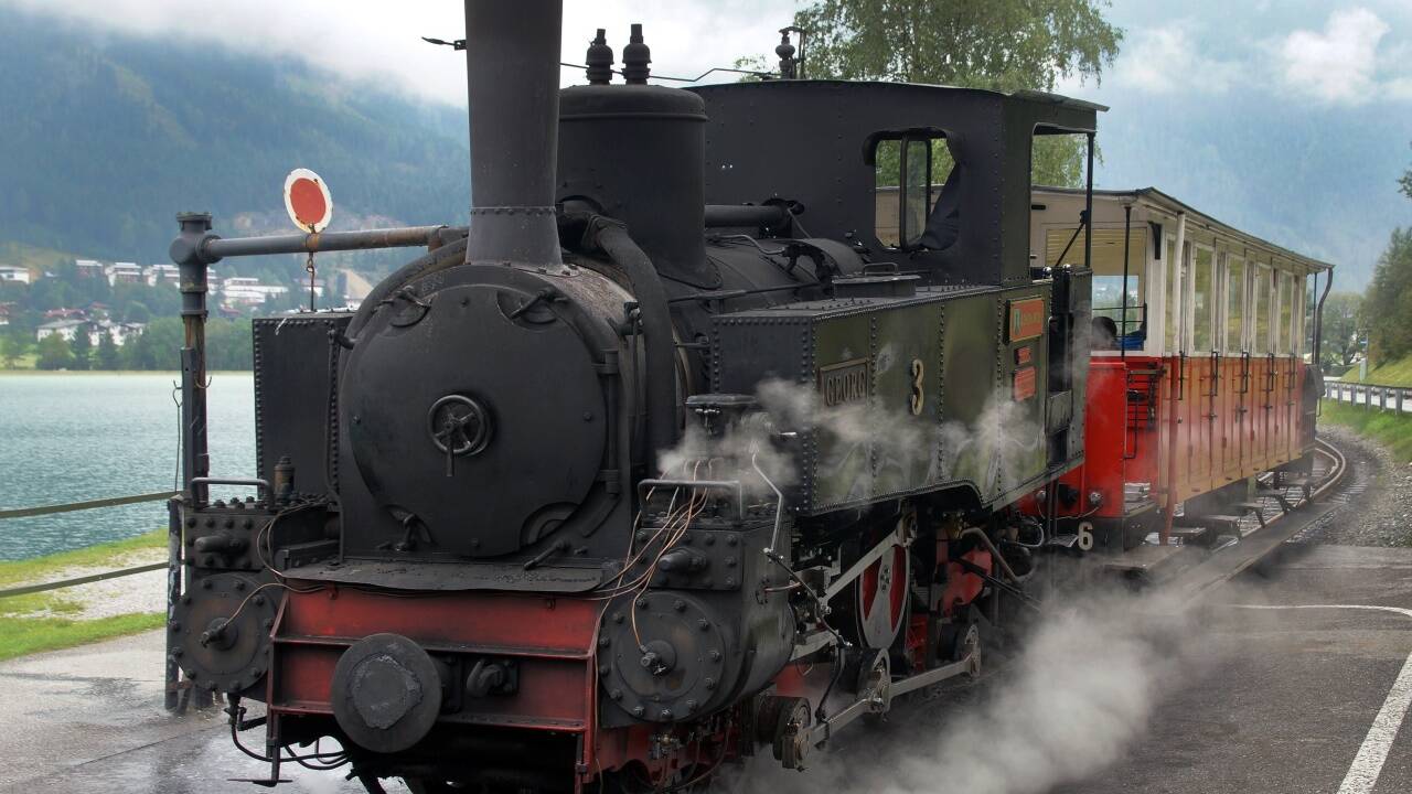 Die Achenseebahn fährt mit der Originalausstattung von Dampflokomotiven und Waggons aus der Zeit der Monarchie. 