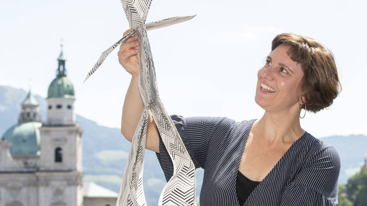 Katharina Halus ist im Musiktheater „1000 Kraniche“ zu sehen. Das Stück erzählt von Hiroshima und dem Schicksal des japanischen Mädchens Sadako Sasaki, das durch Papierpuppen verkörpert wird. 