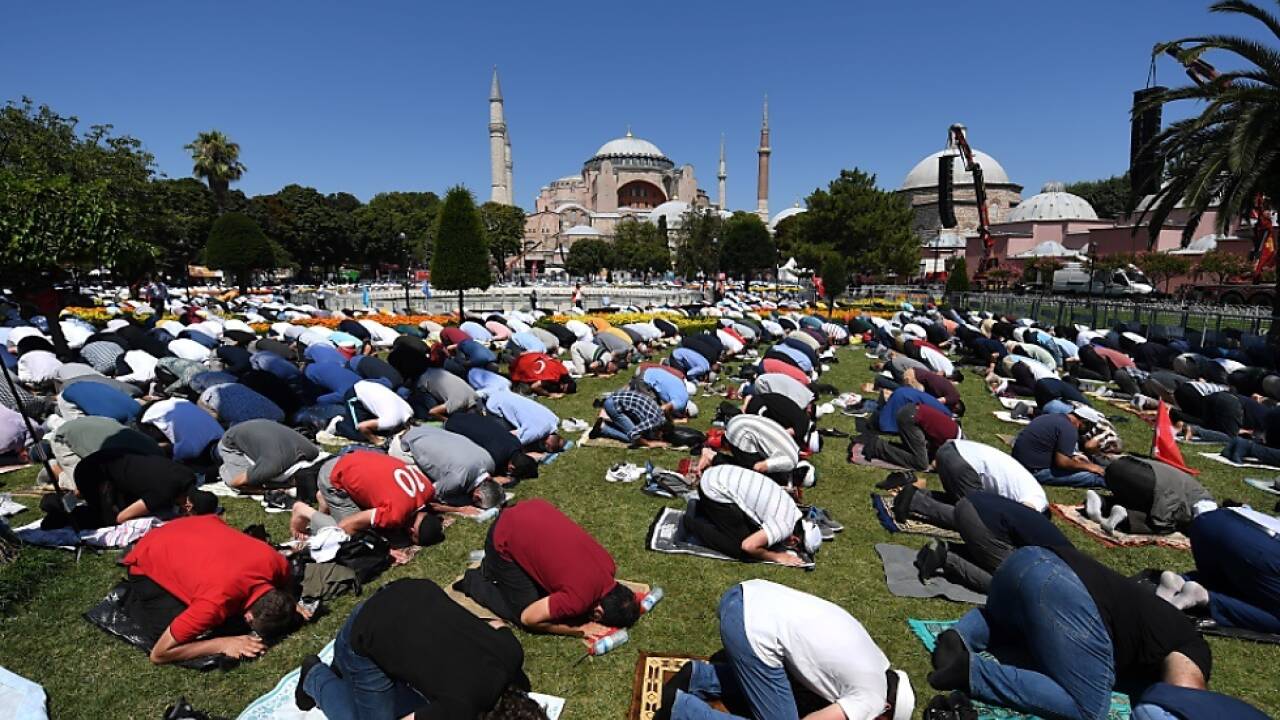 Tausende Gläubige versammelten sich auch vor der Hagia Sophia  Tausende Gläubige versammelten sich auch vor der Hagia Sophia