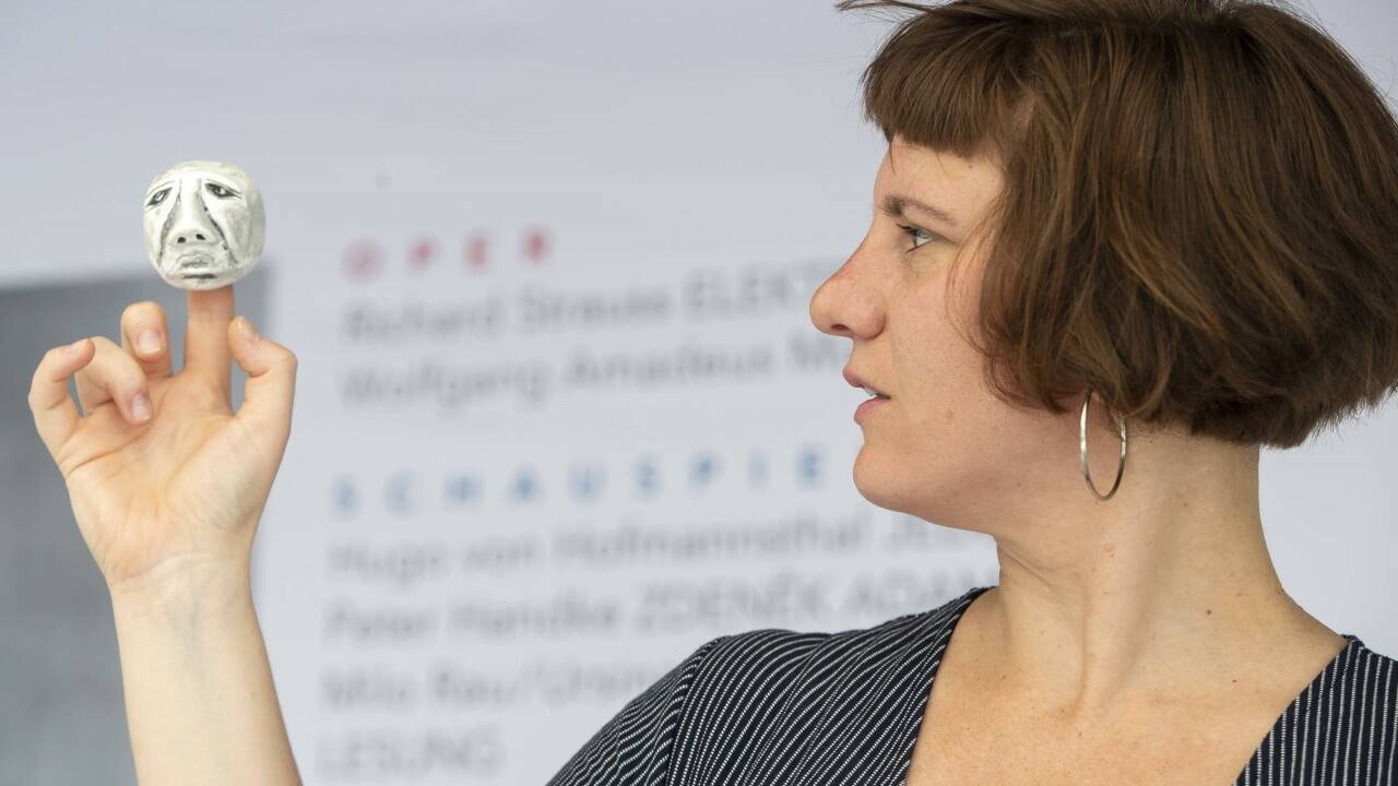 Katharina Halus ist im Musiktheater „1000 Kraniche“ zu sehen. Das Stück erzählt von Hiroshima und dem Schicksal des japanischen Mädchens Sadako Sasaki, das durch Papierpuppen verkörpert wird. 