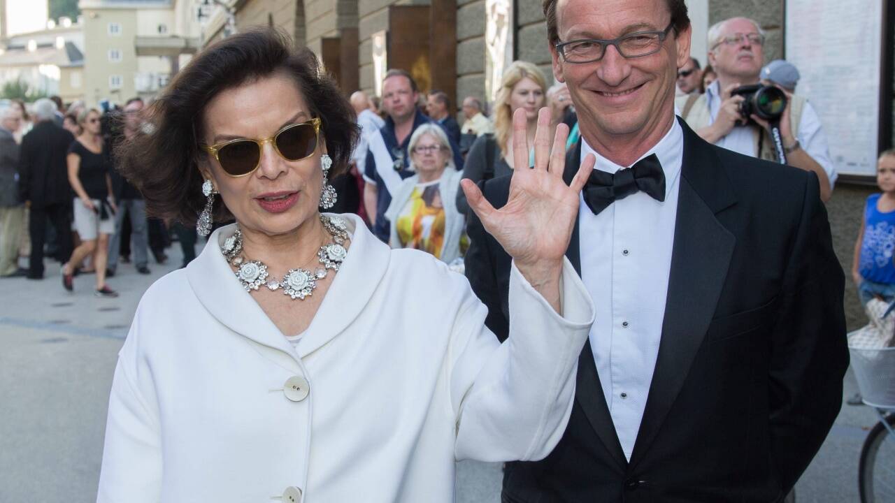 Bianca Jagger und Galerist Thaddaeus Ropac vor der Premiere von „Der Rosenkavalier“ im Jahr 2014. 