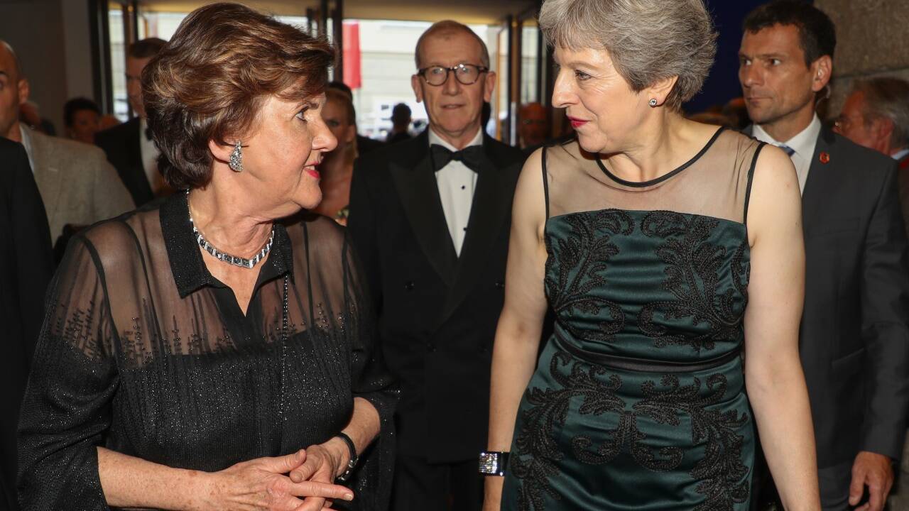 Theresa May mit Festspielpräsidentin Helga Rabl-Stadler zur Premiere der „Zauberflöte“ im Jahr 2018. 