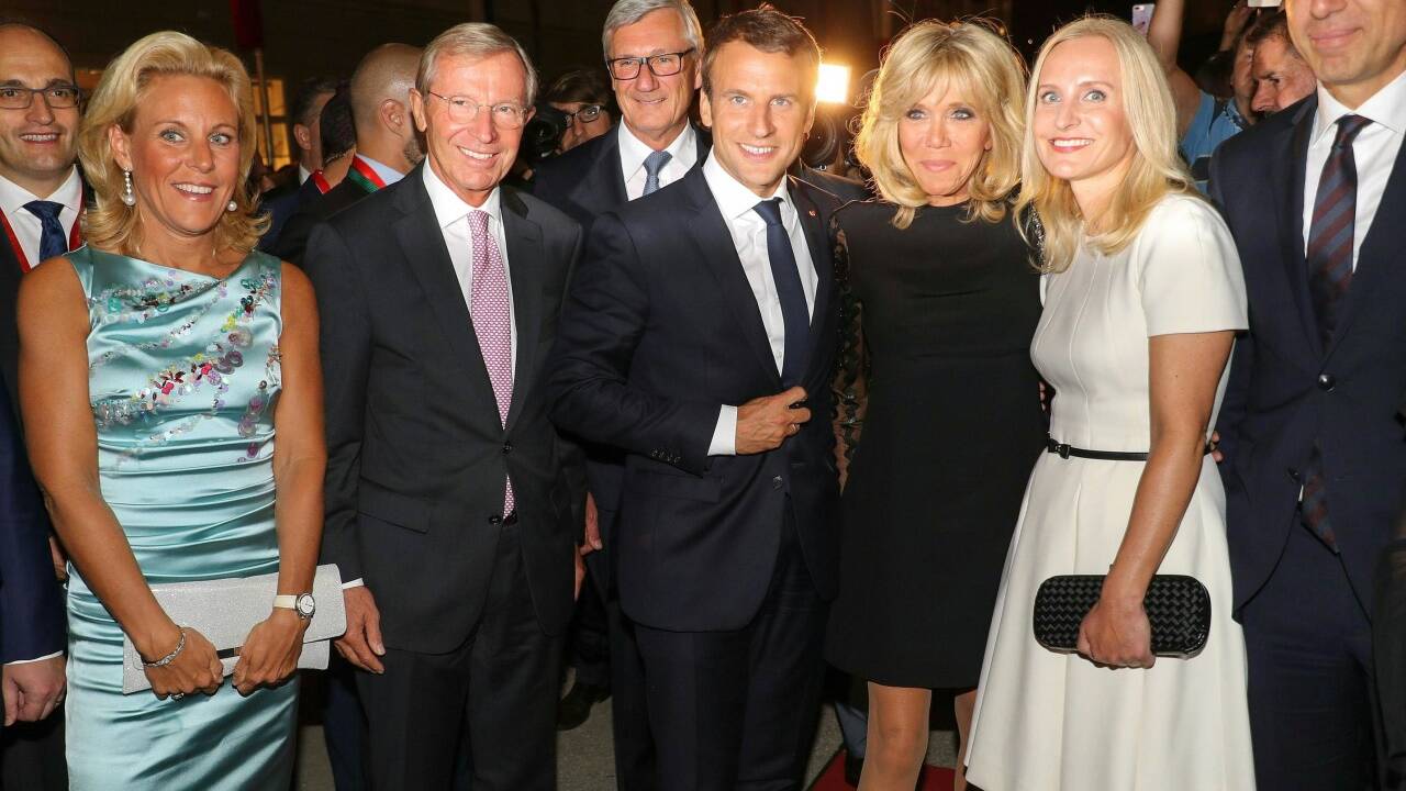 Salzburgs Landeshauptmann Wilfried Haslauer (ÖVP) und der damalige Bundeskanzler Christian Kern (SPÖ) mussten mit ihren Gattinnen warten, bis der französische Präsident Emmanuel Macron mit Frau Brigitte vor dem Festspielhaus erschein. 