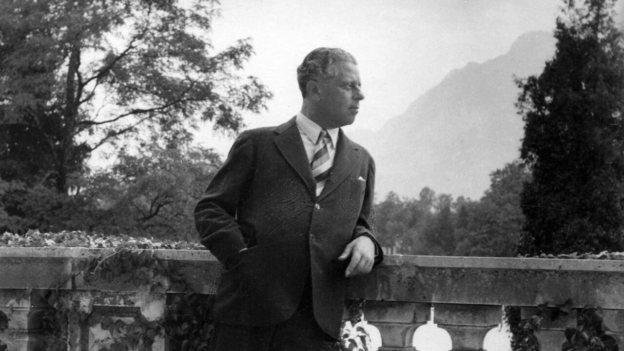Regisseur Max Reinhardt im Jahr 1933 auf Schloss Leopoldskron in Salzburg. 