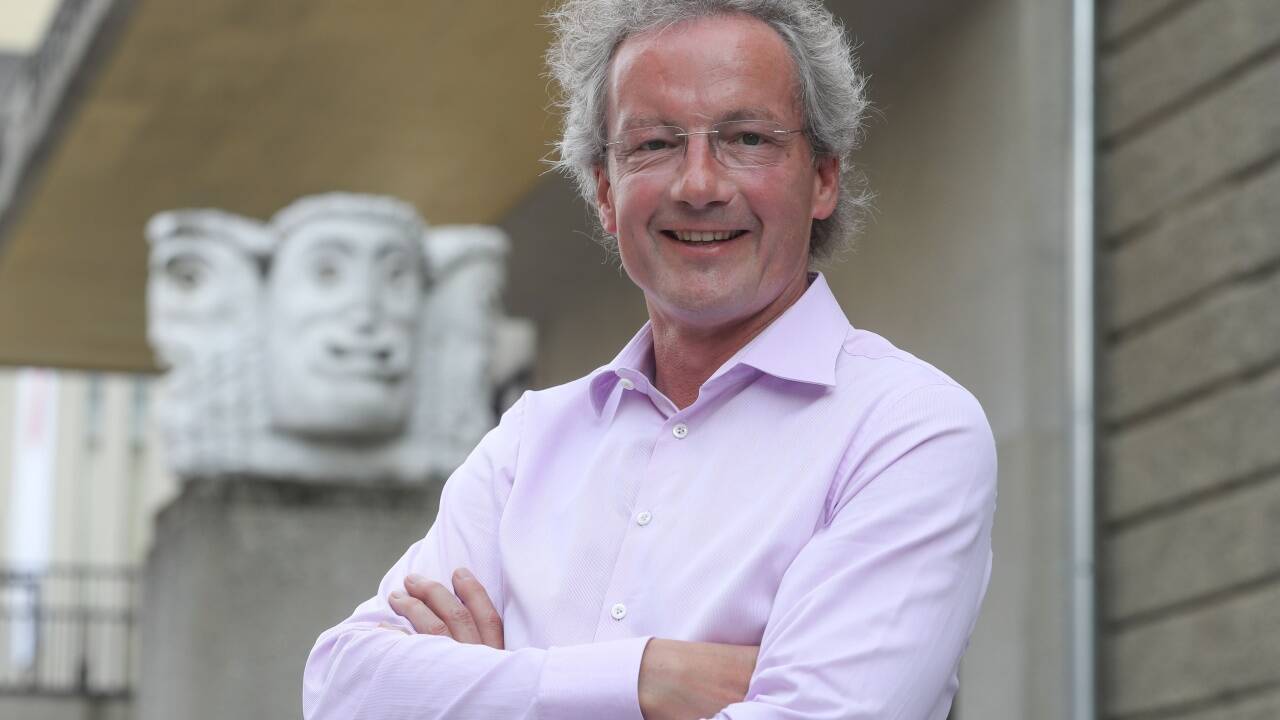 Franz Welser-Möst vor dem Großen Festspielhaus in Salzburg.  