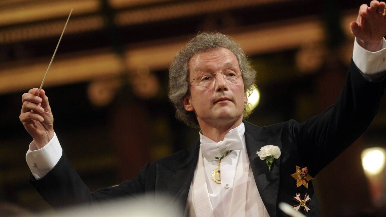 Franz Welser-Möst am Dirigentenpult im Rahmen des Philharmonikerballs im Wiener Musikverein im Jahr 2015. 