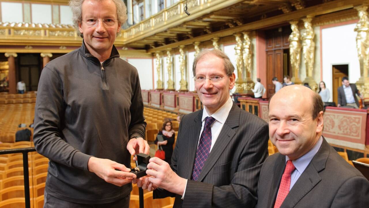 Welser-Möst erhielt den Ehrenring der Wiener Philharmoniker von Vorstand Clemens Hellsberg und dem ehemaligen Direktor der Wiener Staatsoper, Dominique Meyer, überreicht. 