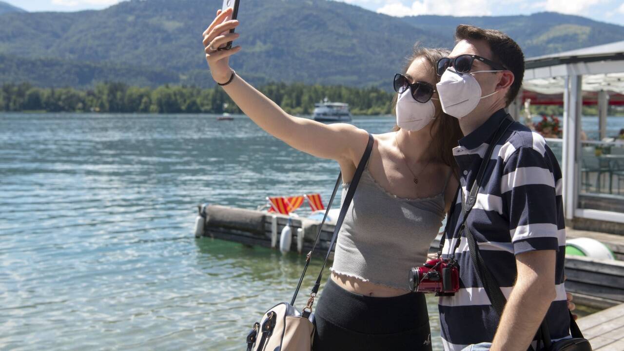 Ein Selfie als Erinnerung an den Urlaub am Wolfgangsee. Die Maske ist in Zeiten von Corona selbstverständlich dabei. Ein Selfie als Erinnerung an den Urlaub am Wolfgangsee. Die Maske ist in Zeiten von Corona selbstverständlich dabei.