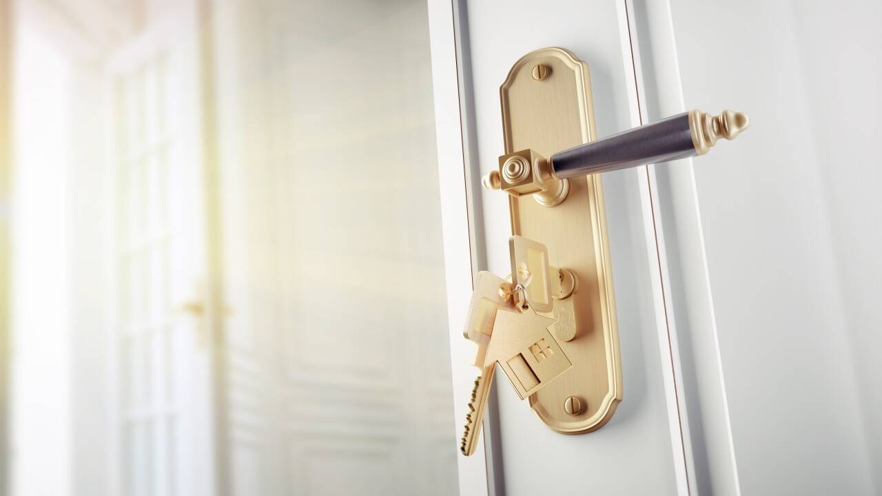 Wer eine neue Wohnung mietet und ein Makler im Spiel ist, zahlt vor dem Einzug in der Regel ein bis zwei Monatsmieten Provision. Der Vermieter zahlt für die Vermittlung oft nichts. Das soll sich ändern, die Maklerprovision künftig in der Regel von Vermietern gezahlt werden. 