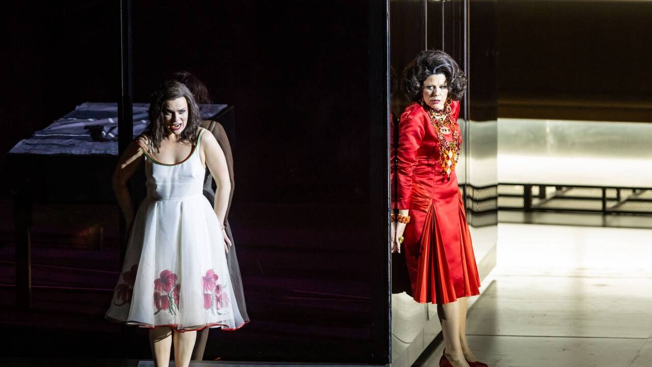 Ausrine Stundyte (Elektra) und Tanja Ariane Baumgartner (Klytämnestra) in „Elektra“ bei den Salzburger Festspielen 2020. 