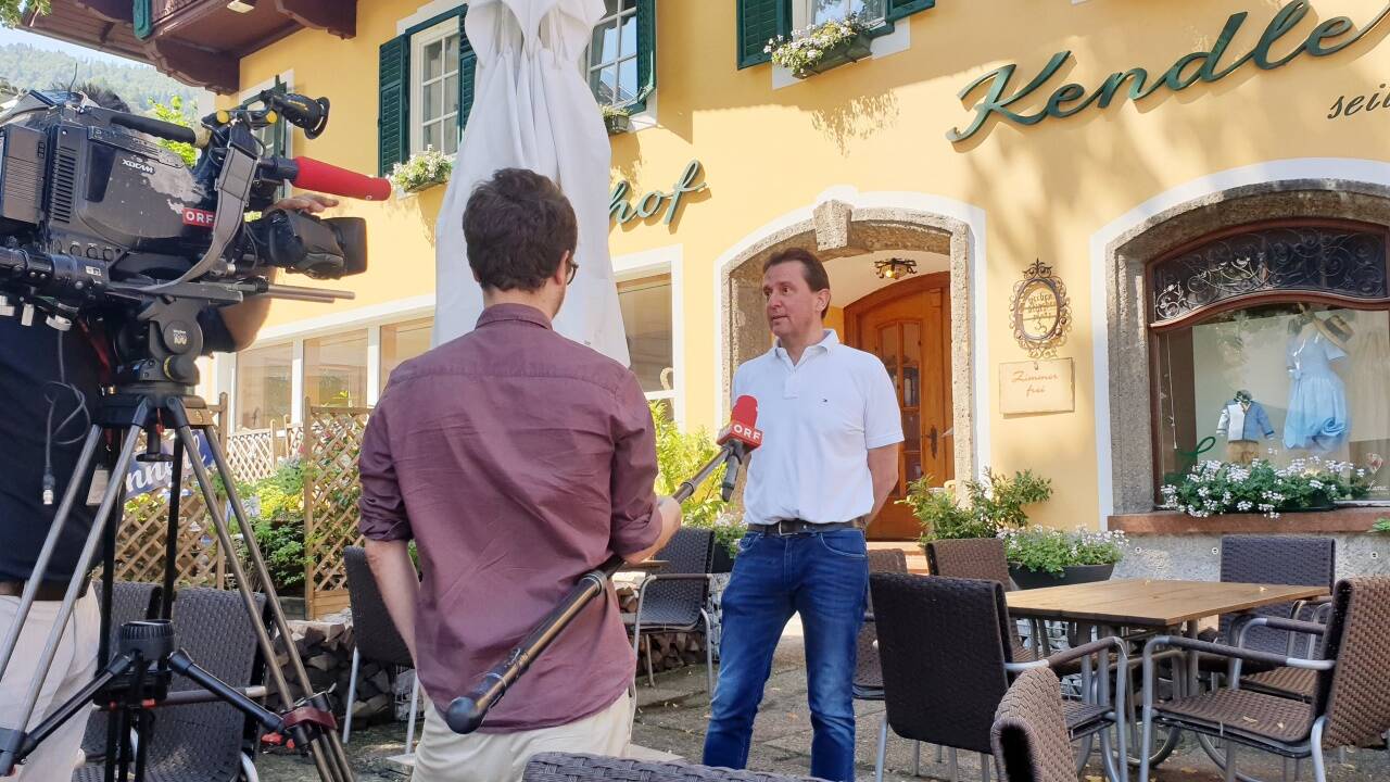 Ein Coronafall im Betrieb oder doch nicht? Gastwirt Josef Kendler aus St. Gilgen bangt um seinen Betrieb und kritisiert das Vorgehen der Behörden. Ein Coronafall im Betrieb oder doch nicht? Gastwirt Josef Kendler aus St. Gilgen bangt um seinen Betrieb und kritisiert das Vorgehen der Behörden.