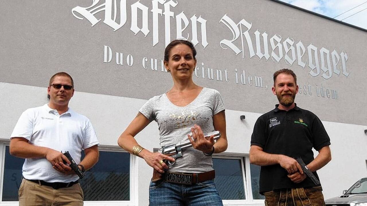 Wollen das Sportschießen zugänglicher machen: Harald Legner (SV 9 mm), Anna-Susanne Paar (Sportschützenverband) und Waffenhändler Bernhard Russegger.  Bild:  