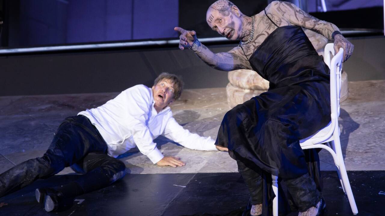 Tobias Moretti als „Jedermann“ und Peter Lohmeyer als „Tod“. 