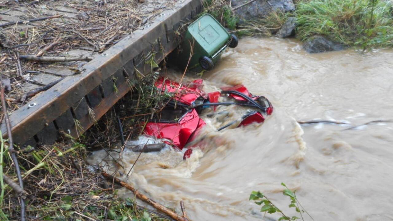 Auto wurde unter eine Brücke gedrückt und beinahe zermalmt 