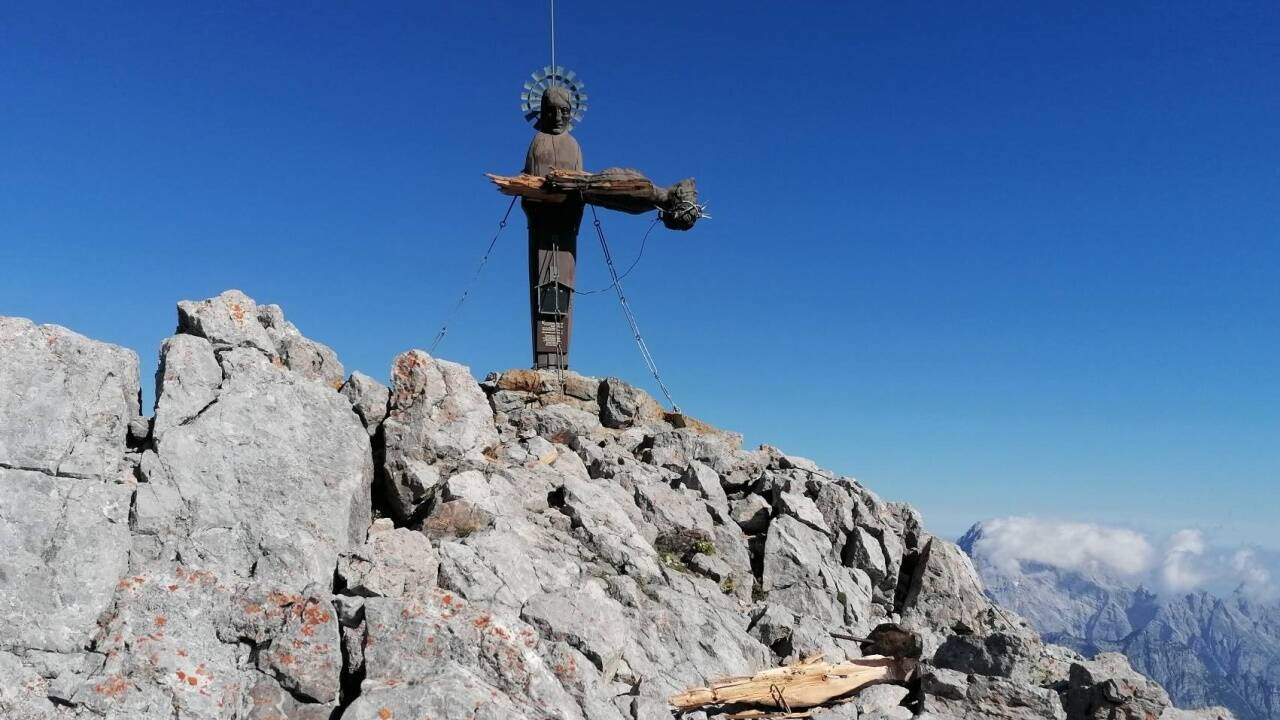 Auf der Schönfeldspitze (2653 Meter) im Steinernen Meer im Pinzgau ist vermutlich nach einem Blitzschlag oder einer heftigen Sturmböe ein Teil der bekannten Holzpieta abgebrochen. 