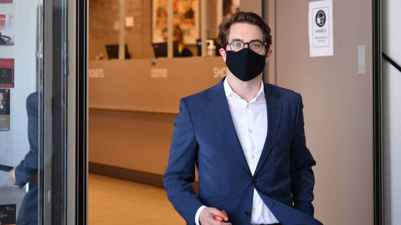 Der kaufmännische Direktor Lukas Crepaz ist Hauptverantwortlicher für das Präventionskonzept und daher ein eifriger Maskenträger. Der kaufmännische Direktor Lukas Crepaz ist Hauptverantwortlicher für das Präventionskonzept und daher ein eifriger Maskenträger.
