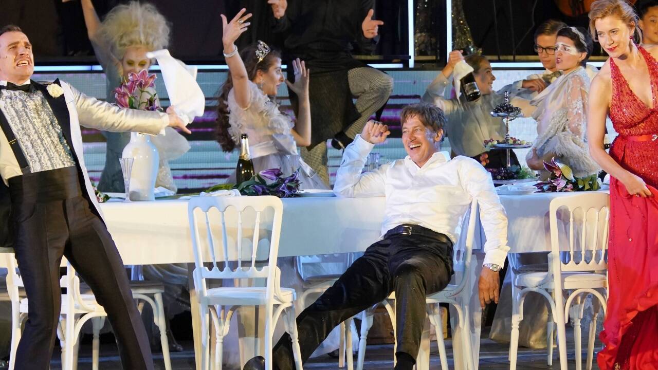 „Jedermann“ von Hugo von Hofmannsthal feiert heuer sein Salzburger 100-Jahr-Jubiläum. Premiere der Wiederaufnahme ist am Samstag. Übertragungen am Samstag: BR und ORF 2 ab 21.15 Uhr, einige Kinos ab 21 Uhr. 