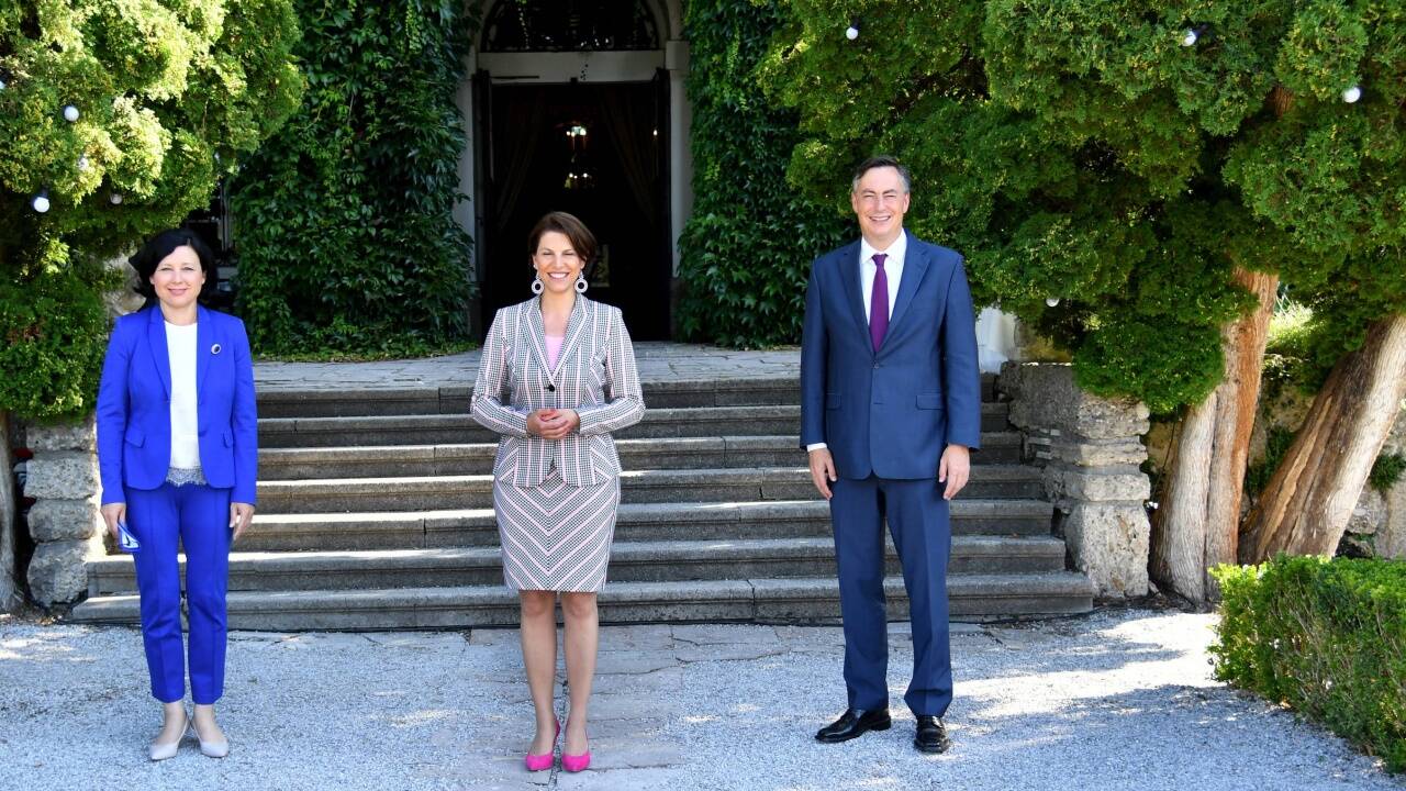 Europaministerin Karoline Edtstadler (m., ÖVP) mit EU-Kommissionsvizepräsidentin Vera Jourova (l.) und EVP-Vizepräsidenten David McAllister (r.) 
