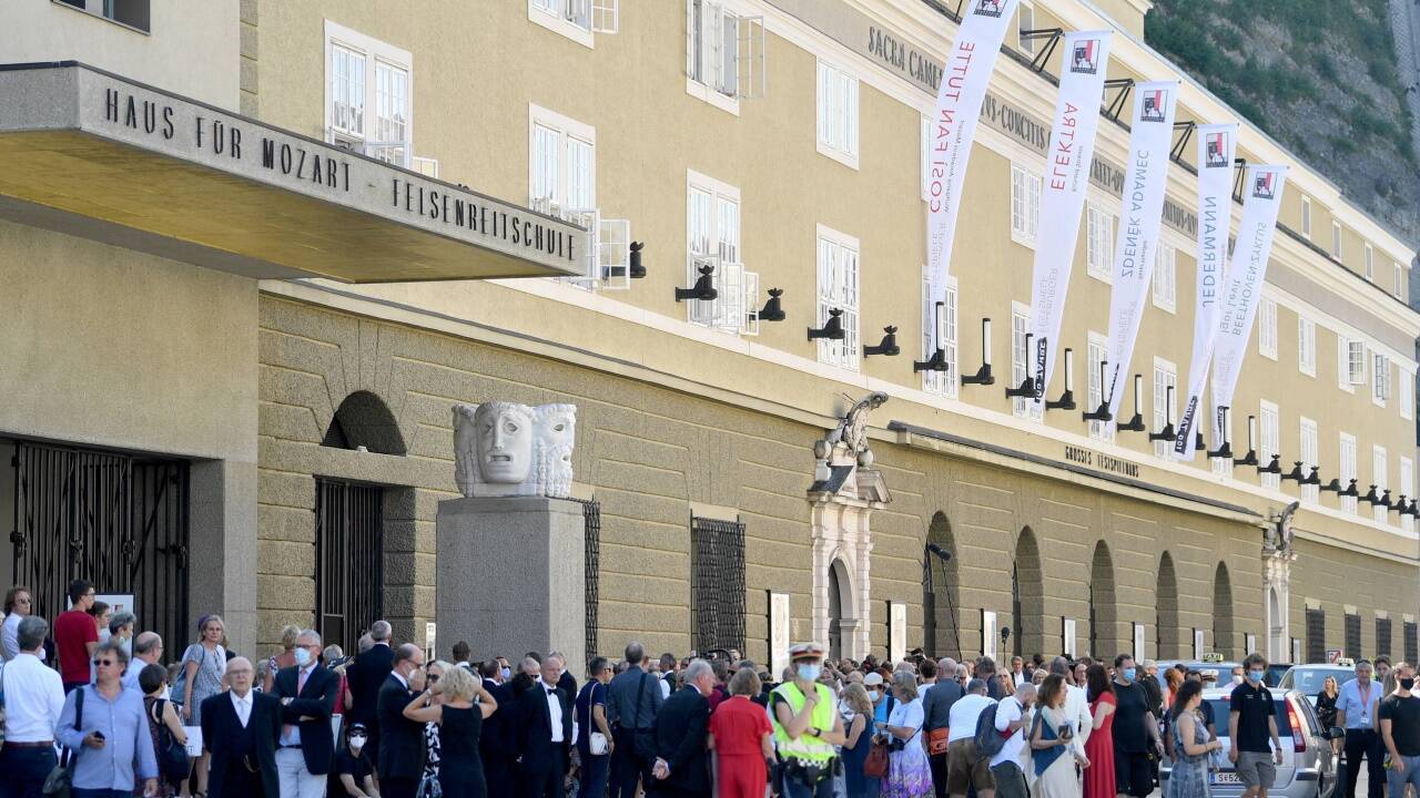 Besucher und Schaulustige vor den Festspielhäusern. 